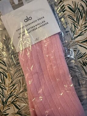 ALO Yoga Unisex Pink Ribbed Crunch Socks